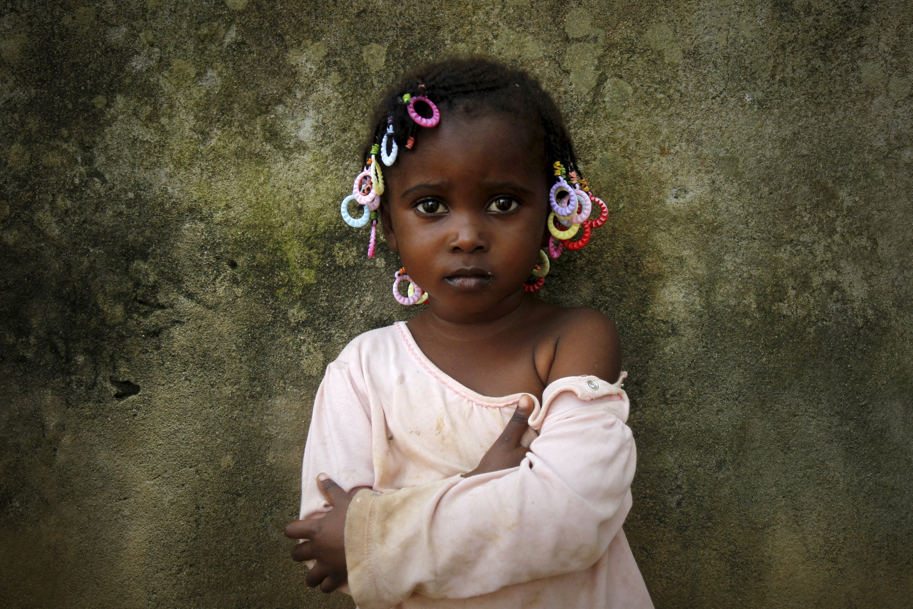 Abiba, 3, berpose untuk difoto sehari menjelang Hari Internasional Anak Afrika di Abidjan, Pantai Gading, Senin (15/6). ANTARA FOTO/REUTERS/Luc Gnago.