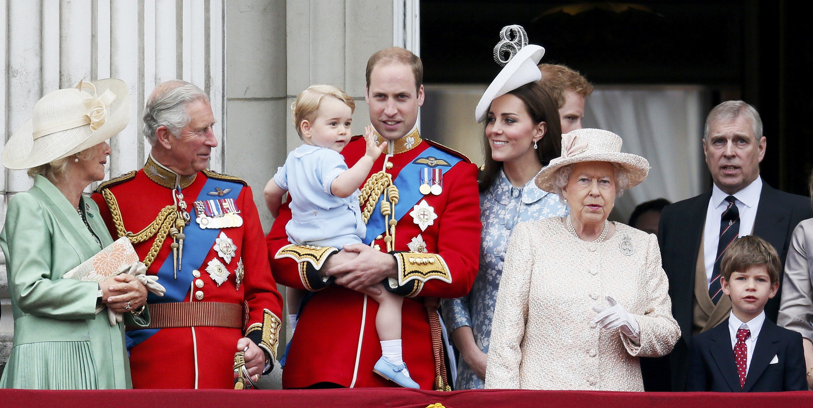 Ratu Inggris Elizabeth (ketiga kanan) bersama Pangeran Charles (kedua kiri), Duchess of Cornwall Camilla (kiri), Pangeran William (keempat kiri), Pangeran George (ketiga kiri), Duchess of Cambridge Catherine (kelima kiri), dan Pangeran Andrew berdiri di atas balkon Istana Buckingham setelah menghadiri upacara Trooping the colour di Lapangan Parade Pasukan Berkuda di London, Inggris, Sabtu (13/6). Trooping the Colour merupakan upacara untuk memperingati hari ulang tahun Ratu Elizabeth. ANTARA FOTO/REUTERS/Stefan Wermuth.