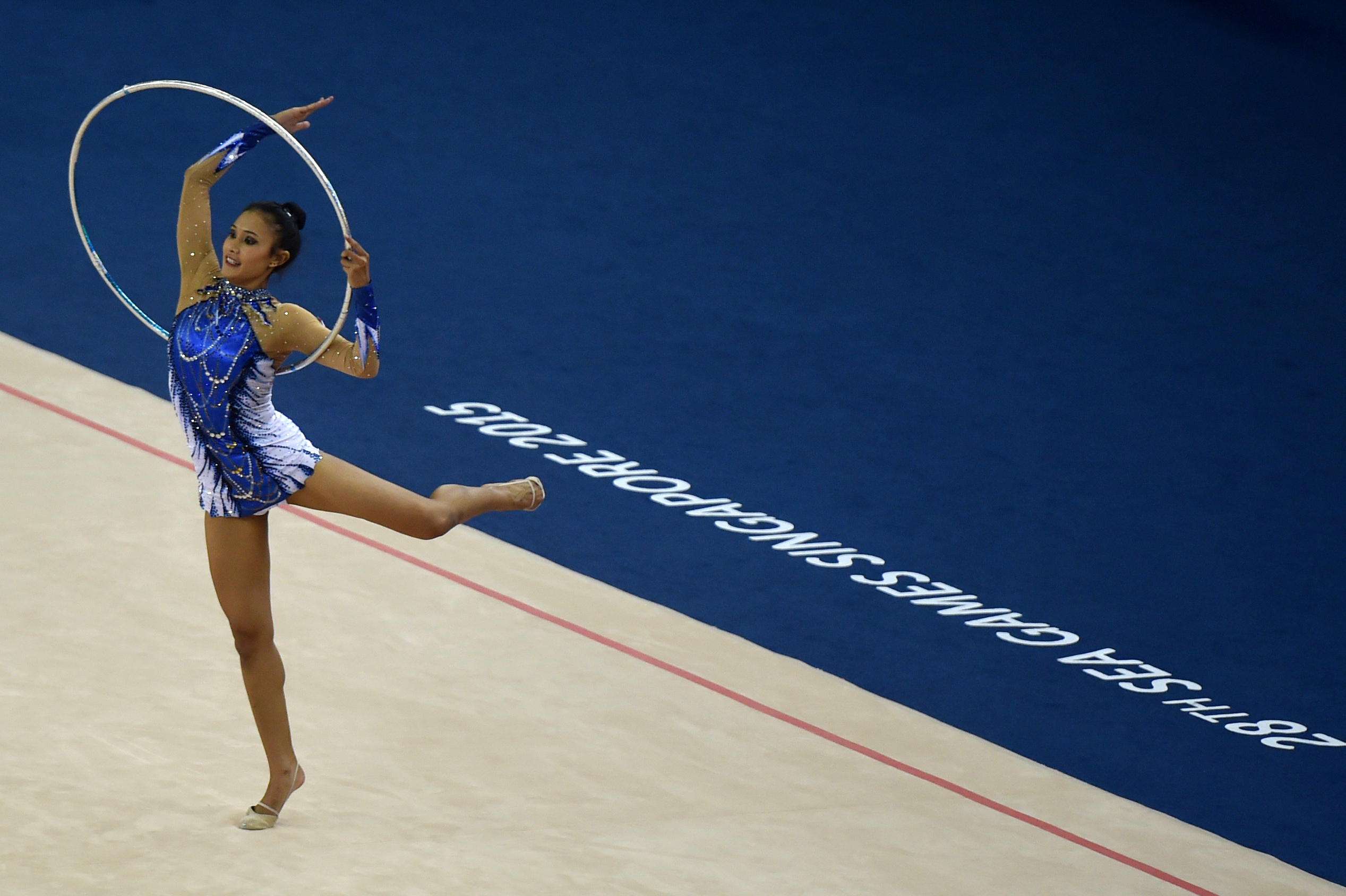 Pesenam ritmik putri Indonesia Nabila Evandestiera beraksi memperlihatkan gerakan ketika turun dalam final nomor all around senam ritmik di Bishan Sport Hall Singapura, Minggu (14/6). Pesenam Indonesia Nabila Evandestiera dan Dinda Defriana gagal mendapatkan medali. ANTARA FOTO/Wahyu Putro A.