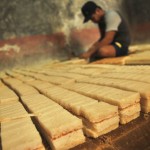 Pekerja memotong kue wingko babat (makanan yang berbahan dasar kelapa muda dan tepung beras ketan) di kawasan, Desa Landung Sari, Pekalongan, Jawa Tengah, Rabu (1/7). Pelaku usaha kue wingko babat meningkatkan produksi hingga 8000 buah per hari pada bulan Ramadan atau meningkat hingga 20 persen lebih dibanding hari biasa guna memenuhi permintaan sebagai menu alternatif buka puasa. ANTARA FOTO/Pradita Utama.