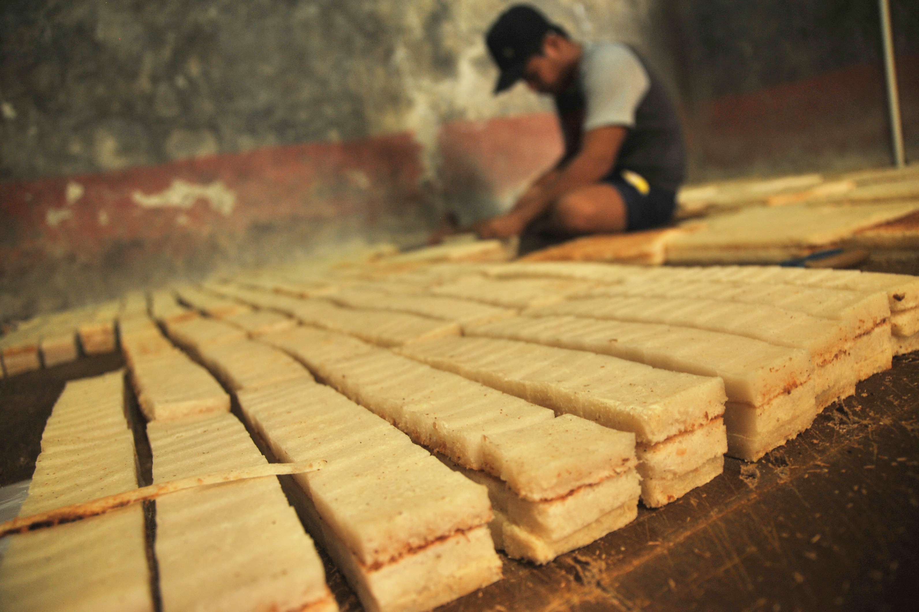 Pekerja memotong kue wingko babat (makanan yang berbahan dasar kelapa muda dan tepung beras ketan) di kawasan, Desa Landung Sari, Pekalongan, Jawa Tengah, Rabu (1/7). Pelaku usaha kue wingko babat meningkatkan produksi hingga 8000 buah per hari pada bulan Ramadan atau meningkat hingga 20 persen lebih dibanding hari biasa guna memenuhi permintaan sebagai menu alternatif buka puasa. ANTARA FOTO/Pradita Utama.