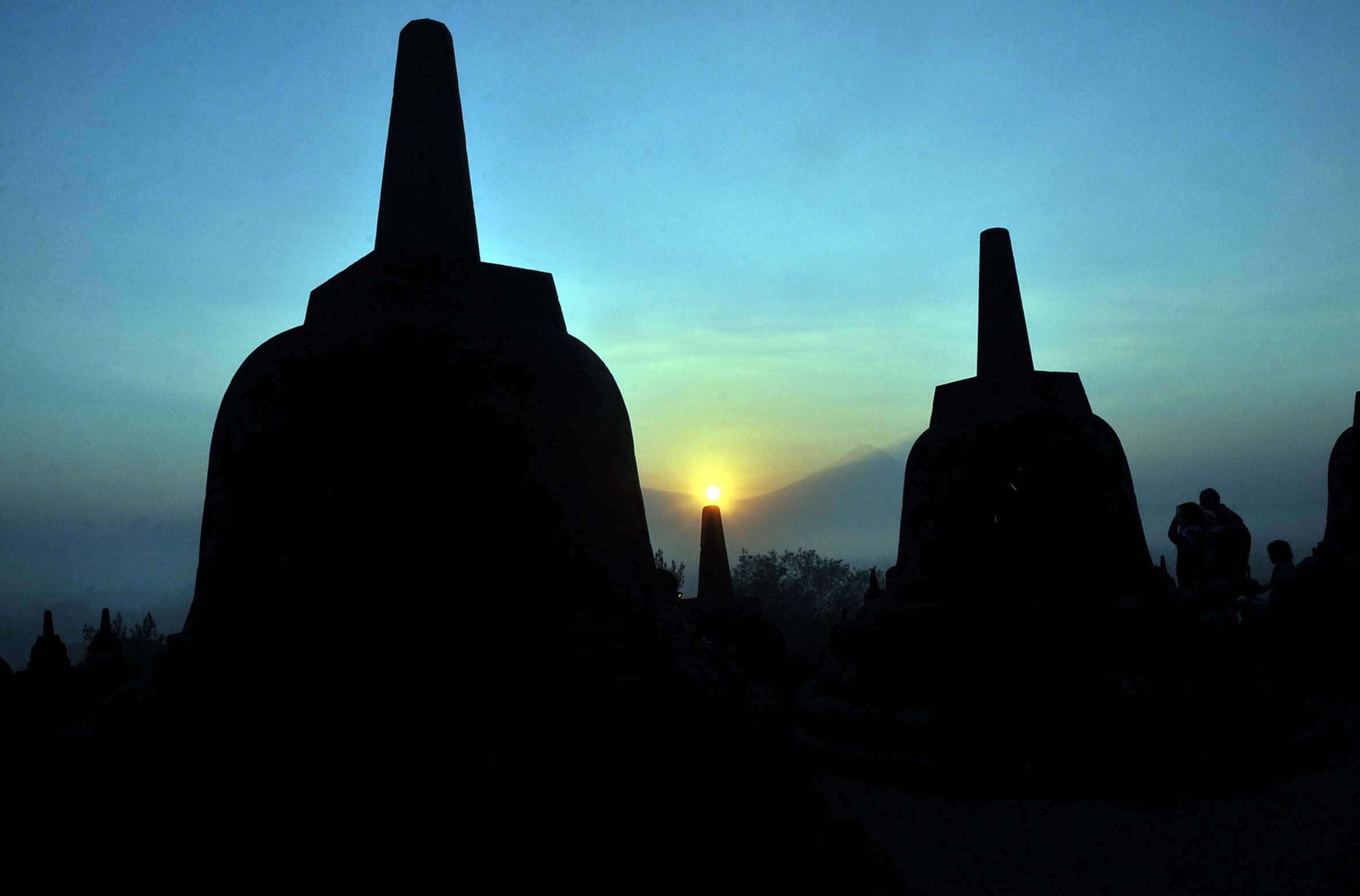 Wisatawan menyaksikan matahari terbit dari Candi Borobudur Magelang, Jateng, Rabu (1/7). Wisata alam menyaksikan matahari terbit dari candi Borobudur menjadi salah satu tujuan favorit wisatawan dengan harga tiket Rp250.000 untuk wisatawan lokal dan Rp380.000 untuk wisatawan mancanegara. ANTARA FOTO/Anis Efizudin.
