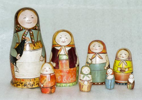 Boneka Matryoshka yang pertama, tersimpan di museum.
