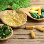 “Deretan kapsul vitamin A, D, E, dan K sebagai contoh vitamin larut lemak yang perlu dikonsumsi dengan hati-hati.”