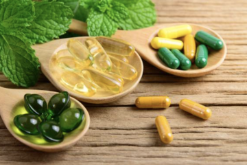 “Deretan kapsul vitamin A, D, E, dan K sebagai contoh vitamin larut lemak yang perlu dikonsumsi dengan hati-hati.”