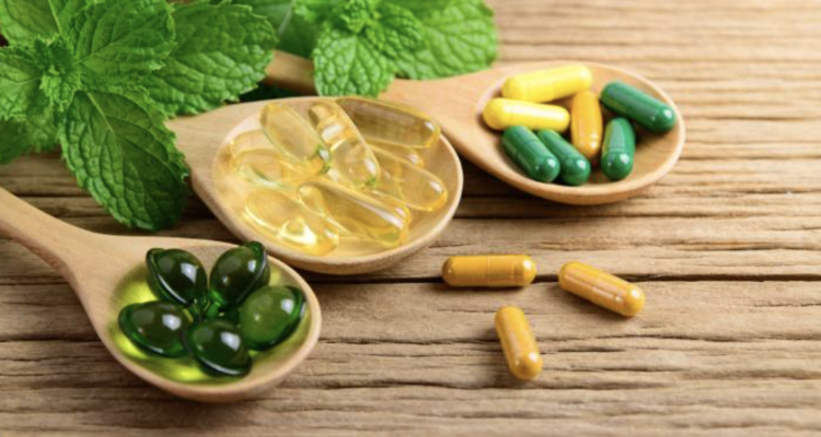 “Deretan kapsul vitamin A, D, E, dan K sebagai contoh vitamin larut lemak yang perlu dikonsumsi dengan hati-hati.”