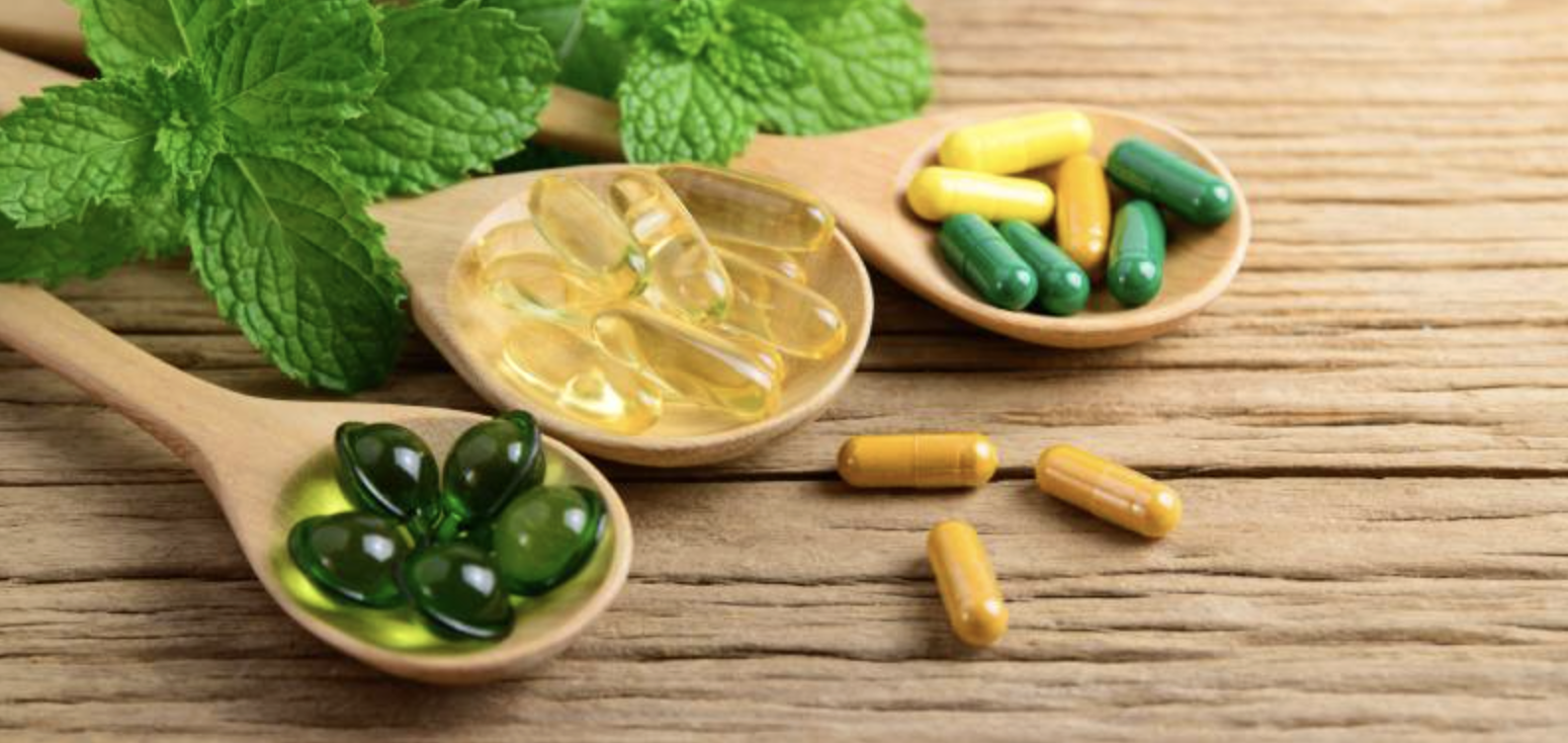 “Deretan kapsul vitamin A, D, E, dan K sebagai contoh vitamin larut lemak yang perlu dikonsumsi dengan hati-hati.”