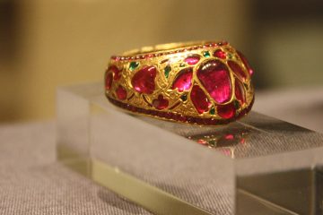 India’s Great Mughals gold thumb ring