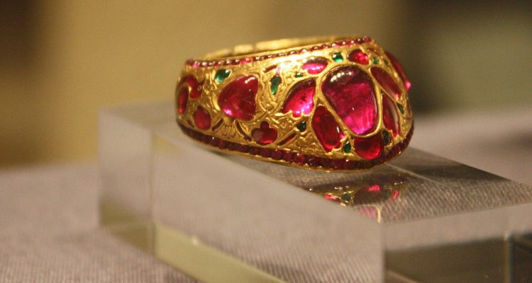 India’s Great Mughals gold thumb ring