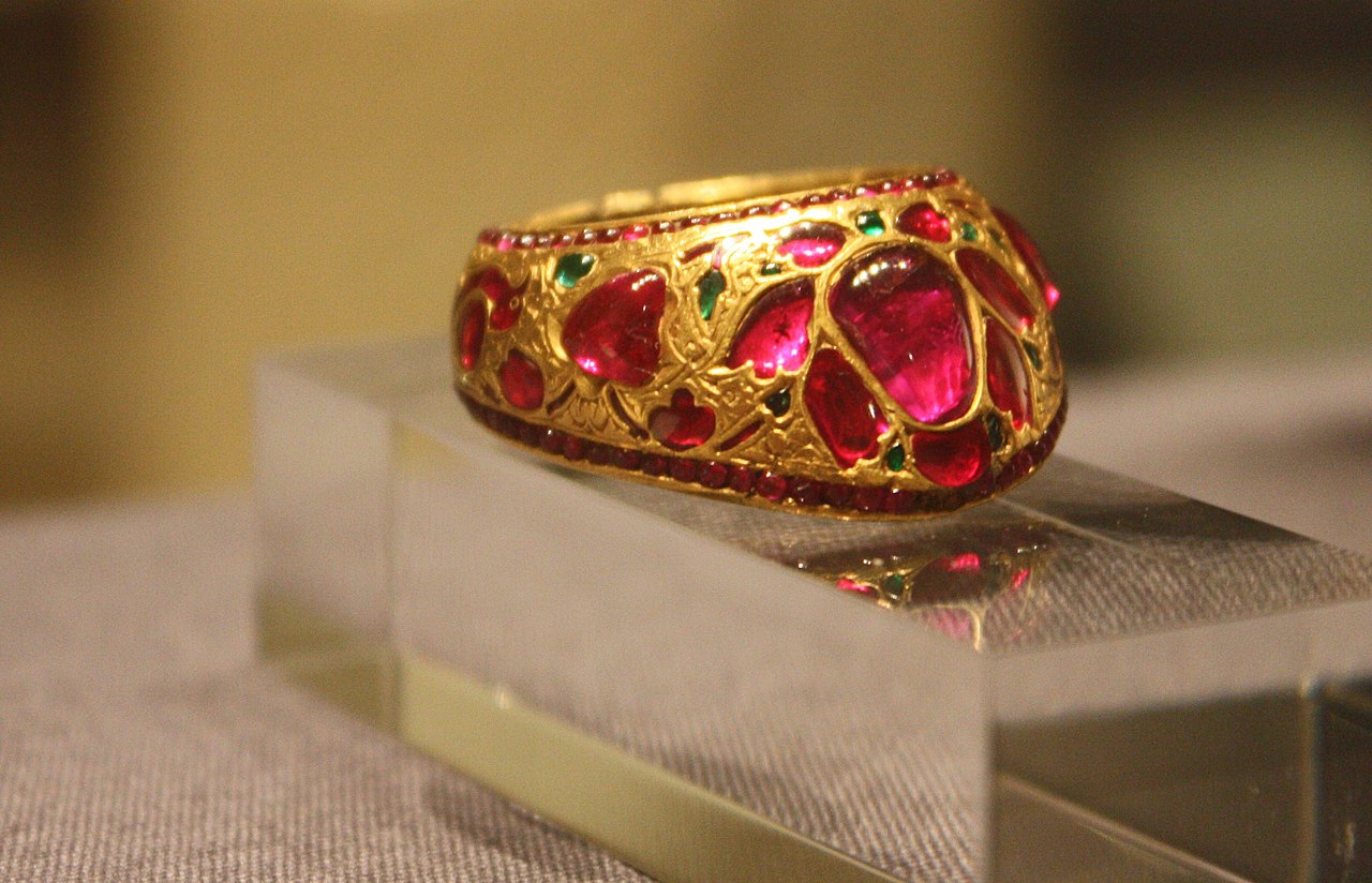 India’s Great Mughals gold thumb ring