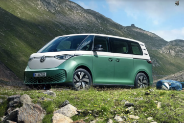 buatkan artikel 500 kata dari info ini : Volkswagen targets India growth with JSW Group joint venture plan German automaker taps steel-to-mobility conglomerate amid painful restructuring Volkswagen Gandeng JSW, Bidik Pertumbuhan Lebih Agresif di Pasar India Volkswagen Group tengah menyiapkan langkah strategis untuk memperkuat bisnisnya di India melalui rencana pembentukan joint venture (JV) dengan JSW Group, konglomerasi besar India yang memiliki bisnis mulai dari baja, energi hingga otomotif. Kemitraan ini menjadi bagian dari upaya Volkswagen memperbesar skala bisnis di pasar otomotif terbesar ketiga dunia, sekaligus menekan biaya produksi dan meningkatkan tingkat lokalisasi. Kedua perusahaan pada 8 September 2026 menandatangani memorandum of understanding (MoU) yang tidak mengikat untuk mengeksplorasi pembentukan perusahaan patungan. Negosiasi eksklusif akan mencakup valuasi, struktur investasi dan aspek kontraktual lainnya, dengan target mencapai kesepakatan definitif pada akhir 2026. Rencana yang tengah dibahas mengarah pada struktur kepemilikan 51% JSW dan 49% Volkswagen, meski struktur final masih harus melalui proses negosiasi dan persetujuan. Bagi Volkswagen, India merupakan pasar yang menjanjikan tetapi selama ini belum menghasilkan skala yang diharapkan. Setelah lebih dari dua dekade beroperasi di negara tersebut, pangsa pasar Volkswagen masih sekitar 2%. Karena itu, perusahaan membutuhkan pendekatan baru yang dapat menggabungkan teknologi dan kemampuan pengembangan produk Volkswagen dengan kekuatan manufaktur serta pemahaman pasar lokal milik JSW. Rencana kolaborasi tidak hanya berfokus pada mobil listrik. Kedua pihak mengeksplorasi pengembangan, produksi dan penjualan kendaraan dengan berbagai teknologi, termasuk mesin pembakaran internal, hybrid, plug-in hybrid dan kendaraan listrik. Kemitraan juga diarahkan untuk memperluas portofolio produk, meningkatkan penggunaan komponen lokal serta memperkuat kemampuan manufaktur dan riset-pengembangan di India. Dari sisi Volkswagen, lokalisasi menjadi kunci untuk membuat produk lebih kompetitif di tengah tekanan harga. India juga berpotensi dikembangkan bukan sekadar sebagai pasar penjualan, tetapi sebagai basis produksi dan ekspor. Dengan biaya manufaktur yang relatif kompetitif, fasilitas di India dapat membantu Volkswagen membangun rantai pasok yang lebih efisien sekaligus melayani pasar internasional. Sementara bagi JSW, kerja sama ini memperluas pijakannya di industri otomotif. Grup yang dipimpin Sajjan Jindal sebelumnya memasuki bisnis kendaraan penumpang melalui JSW MG Motor India, perusahaan patungan dengan SAIC Motor asal China. Kemitraan dengan Volkswagen dapat memperkuat posisi JSW di industri otomotif sekaligus memberikan eksposur terhadap teknologi, merek dan jaringan global Eropa. Momentum kesepakatan ini juga penting bagi Volkswagen karena terjadi ketika produsen mobil Jerman tersebut sedang menjalankan restrukturisasi besar-besaran. Volkswagen baru saja menyetujui program transformasi yang mencakup tambahan sekitar 50.000 pengurangan tenaga kerja, setelah sebelumnya menyepakati pengurangan jumlah karyawan sekitar 50.000. Perusahaan juga berencana memangkas kompleksitas model dan meningkatkan margin operasional menjadi 9% pada 2030. Dengan demikian, India menjadi salah satu medan penting bagi strategi pertumbuhan Volkswagen di luar pasar tradisionalnya. Tantangannya adalah memastikan kemitraan dengan JSW benar-benar mampu mengubah kehadiran yang selama ini relatif kecil menjadi bisnis berskala besar. Jika berhasil, JV tersebut bukan hanya dapat memperkuat Volkswagen di India, tetapi juga menjadikan negara itu bagian lebih penting dari jaringan produksi dan ekspor globalnya. Sumber Reuters Jika mau, saya juga bisa buatkan paket SEO lengkap dengan headline yang lebih “nendang” gaya media bisnis Indonesia. mau Tentu 😊 Berikut paket SEO lengkap dengan gaya media bisnis Indonesia, dibuat lebih tajam dan clickable: SEO Title Volkswagen Gandeng JSW, Strategi Baru Kuasai Pasar Otomotif India Alternative Headline Volkswagen Bidik India Lebih Agresif, Gandeng JSW dalam JV Baru Meta Description Volkswagen menargetkan pertumbuhan lebih besar di India lewat rencana joint venture dengan JSW Group, memperkuat lokalisasi dan produksi kendaraan. Focus Keyword Volkswagen India JSW Group Secondary Keywords Volkswagen joint venture India Volkswagen JSW Group Volkswagen pasar India industri otomotif India investasi Volkswagen India JSW otomotif Volkswagen kendaraan listrik India strategi Volkswagen 2026 Slug volkswagen-india-jsw-group-joint-venture SEO Keywords / Tags Volkswagen, JSW Group, Volkswagen India, joint venture, industri otomotif, otomotif India, kendaraan listrik, EV India, investasi otomotif, manufaktur India Excerpt Volkswagen memperkuat ambisinya di India dengan menjajaki joint venture bersama JSW Group. Kemitraan ini diharapkan memperbesar skala bisnis, meningkatkan lokalisasi, dan membuka peluang India sebagai basis produksi serta ekspor. Alt Text Gambar Volkswagen memperkuat bisnis otomotif di India melalui rencana joint venture dengan JSW Group