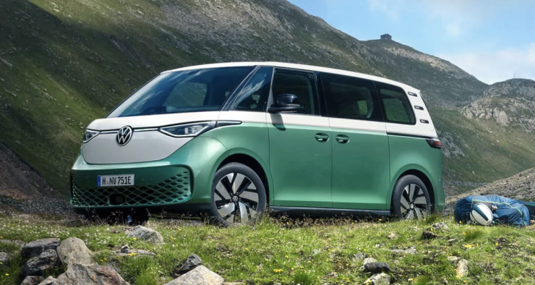buatkan artikel 500 kata dari info ini : Volkswagen targets India growth with JSW Group joint venture plan German automaker taps steel-to-mobility conglomerate amid painful restructuring Volkswagen Gandeng JSW, Bidik Pertumbuhan Lebih Agresif di Pasar India Volkswagen Group tengah menyiapkan langkah strategis untuk memperkuat bisnisnya di India melalui rencana pembentukan joint venture (JV) dengan JSW Group, konglomerasi besar India yang memiliki bisnis mulai dari baja, energi hingga otomotif. Kemitraan ini menjadi bagian dari upaya Volkswagen memperbesar skala bisnis di pasar otomotif terbesar ketiga dunia, sekaligus menekan biaya produksi dan meningkatkan tingkat lokalisasi. Kedua perusahaan pada 8 September 2026 menandatangani memorandum of understanding (MoU) yang tidak mengikat untuk mengeksplorasi pembentukan perusahaan patungan. Negosiasi eksklusif akan mencakup valuasi, struktur investasi dan aspek kontraktual lainnya, dengan target mencapai kesepakatan definitif pada akhir 2026. Rencana yang tengah dibahas mengarah pada struktur kepemilikan 51% JSW dan 49% Volkswagen, meski struktur final masih harus melalui proses negosiasi dan persetujuan. Bagi Volkswagen, India merupakan pasar yang menjanjikan tetapi selama ini belum menghasilkan skala yang diharapkan. Setelah lebih dari dua dekade beroperasi di negara tersebut, pangsa pasar Volkswagen masih sekitar 2%. Karena itu, perusahaan membutuhkan pendekatan baru yang dapat menggabungkan teknologi dan kemampuan pengembangan produk Volkswagen dengan kekuatan manufaktur serta pemahaman pasar lokal milik JSW. Rencana kolaborasi tidak hanya berfokus pada mobil listrik. Kedua pihak mengeksplorasi pengembangan, produksi dan penjualan kendaraan dengan berbagai teknologi, termasuk mesin pembakaran internal, hybrid, plug-in hybrid dan kendaraan listrik. Kemitraan juga diarahkan untuk memperluas portofolio produk, meningkatkan penggunaan komponen lokal serta memperkuat kemampuan manufaktur dan riset-pengembangan di India. Dari sisi Volkswagen, lokalisasi menjadi kunci untuk membuat produk lebih kompetitif di tengah tekanan harga. India juga berpotensi dikembangkan bukan sekadar sebagai pasar penjualan, tetapi sebagai basis produksi dan ekspor. Dengan biaya manufaktur yang relatif kompetitif, fasilitas di India dapat membantu Volkswagen membangun rantai pasok yang lebih efisien sekaligus melayani pasar internasional. Sementara bagi JSW, kerja sama ini memperluas pijakannya di industri otomotif. Grup yang dipimpin Sajjan Jindal sebelumnya memasuki bisnis kendaraan penumpang melalui JSW MG Motor India, perusahaan patungan dengan SAIC Motor asal China. Kemitraan dengan Volkswagen dapat memperkuat posisi JSW di industri otomotif sekaligus memberikan eksposur terhadap teknologi, merek dan jaringan global Eropa. Momentum kesepakatan ini juga penting bagi Volkswagen karena terjadi ketika produsen mobil Jerman tersebut sedang menjalankan restrukturisasi besar-besaran. Volkswagen baru saja menyetujui program transformasi yang mencakup tambahan sekitar 50.000 pengurangan tenaga kerja, setelah sebelumnya menyepakati pengurangan jumlah karyawan sekitar 50.000. Perusahaan juga berencana memangkas kompleksitas model dan meningkatkan margin operasional menjadi 9% pada 2030. Dengan demikian, India menjadi salah satu medan penting bagi strategi pertumbuhan Volkswagen di luar pasar tradisionalnya. Tantangannya adalah memastikan kemitraan dengan JSW benar-benar mampu mengubah kehadiran yang selama ini relatif kecil menjadi bisnis berskala besar. Jika berhasil, JV tersebut bukan hanya dapat memperkuat Volkswagen di India, tetapi juga menjadikan negara itu bagian lebih penting dari jaringan produksi dan ekspor globalnya. Sumber Reuters Jika mau, saya juga bisa buatkan paket SEO lengkap dengan headline yang lebih “nendang” gaya media bisnis Indonesia. mau Tentu 😊 Berikut paket SEO lengkap dengan gaya media bisnis Indonesia, dibuat lebih tajam dan clickable: SEO Title Volkswagen Gandeng JSW, Strategi Baru Kuasai Pasar Otomotif India Alternative Headline Volkswagen Bidik India Lebih Agresif, Gandeng JSW dalam JV Baru Meta Description Volkswagen menargetkan pertumbuhan lebih besar di India lewat rencana joint venture dengan JSW Group, memperkuat lokalisasi dan produksi kendaraan. Focus Keyword Volkswagen India JSW Group Secondary Keywords Volkswagen joint venture India Volkswagen JSW Group Volkswagen pasar India industri otomotif India investasi Volkswagen India JSW otomotif Volkswagen kendaraan listrik India strategi Volkswagen 2026 Slug volkswagen-india-jsw-group-joint-venture SEO Keywords / Tags Volkswagen, JSW Group, Volkswagen India, joint venture, industri otomotif, otomotif India, kendaraan listrik, EV India, investasi otomotif, manufaktur India Excerpt Volkswagen memperkuat ambisinya di India dengan menjajaki joint venture bersama JSW Group. Kemitraan ini diharapkan memperbesar skala bisnis, meningkatkan lokalisasi, dan membuka peluang India sebagai basis produksi serta ekspor. Alt Text Gambar Volkswagen memperkuat bisnis otomotif di India melalui rencana joint venture dengan JSW Group