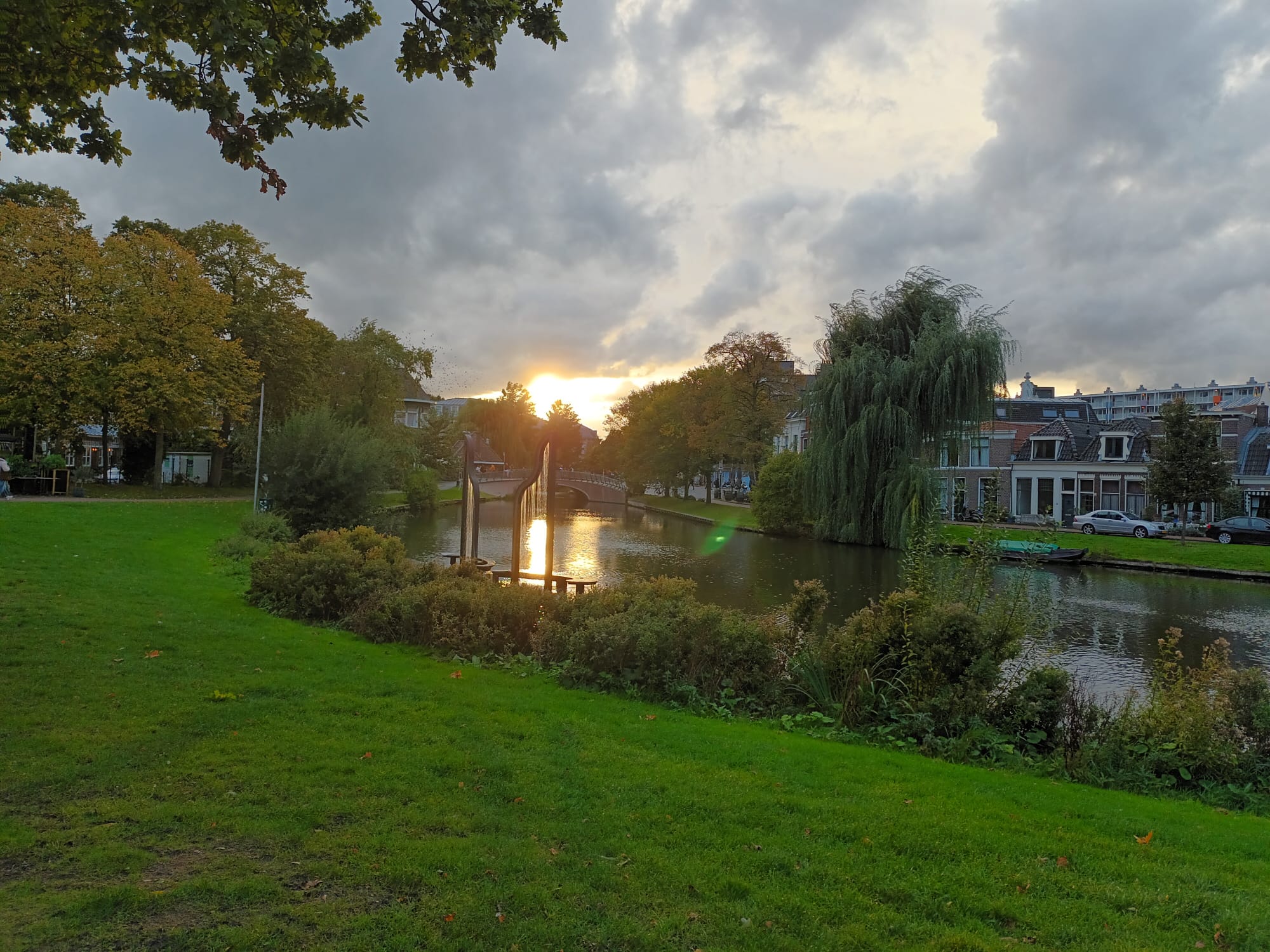 A sculpture adds an artistic detail to Leiden’s public landscape
